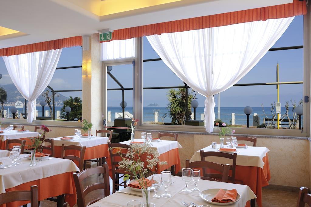 Hotel Delfino Laigueglia Exterior photo