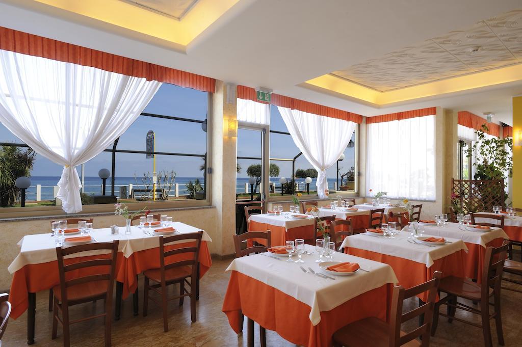 Hotel Delfino Laigueglia Exterior photo