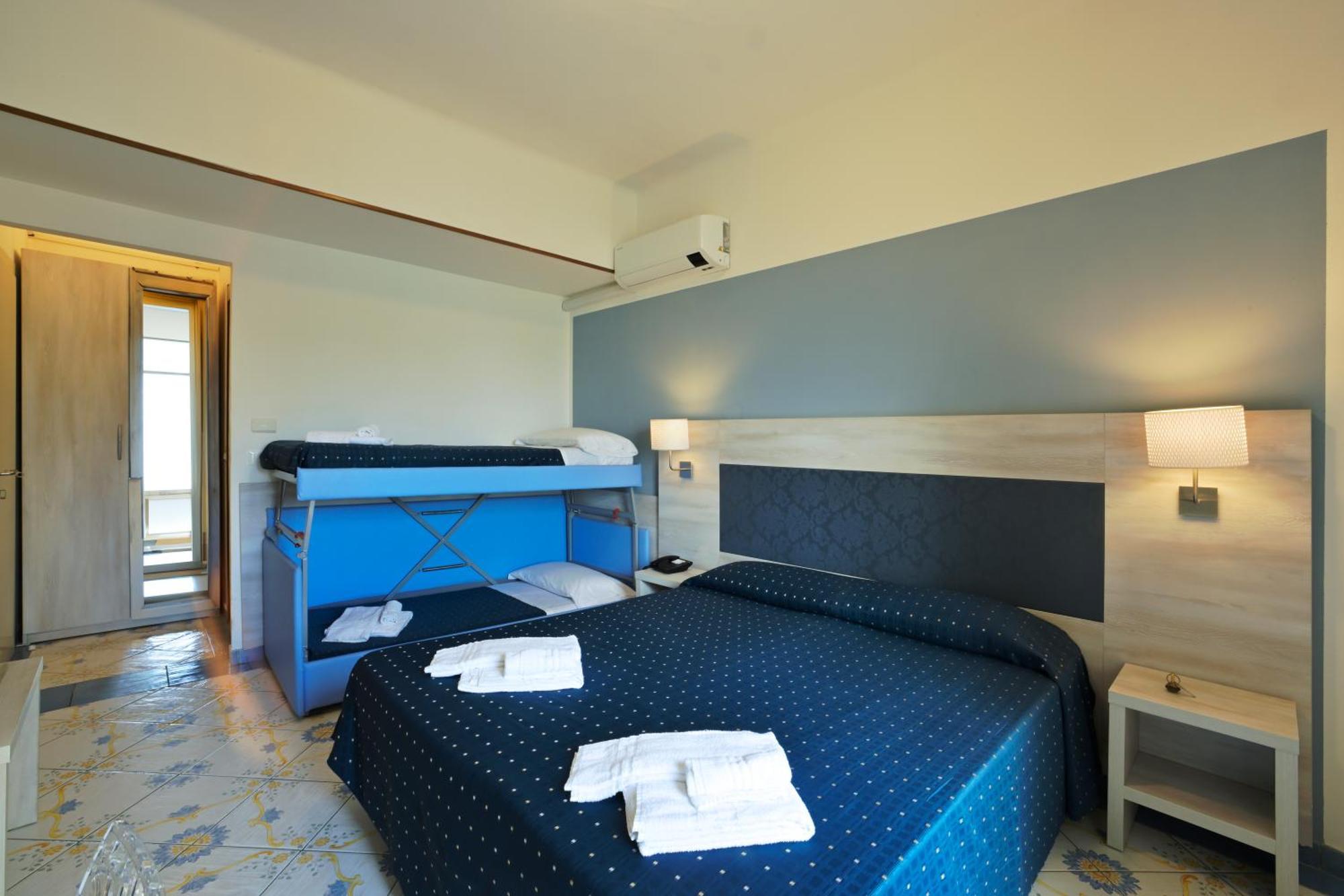 Hotel Delfino Laigueglia Exterior photo