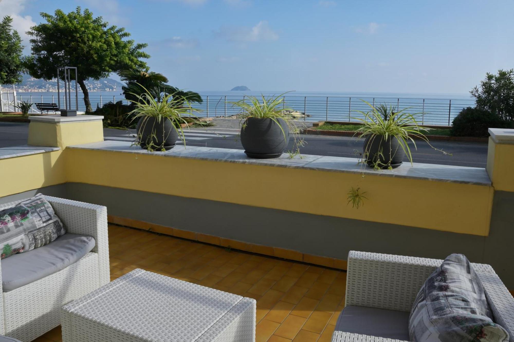 Hotel Delfino Laigueglia Exterior photo