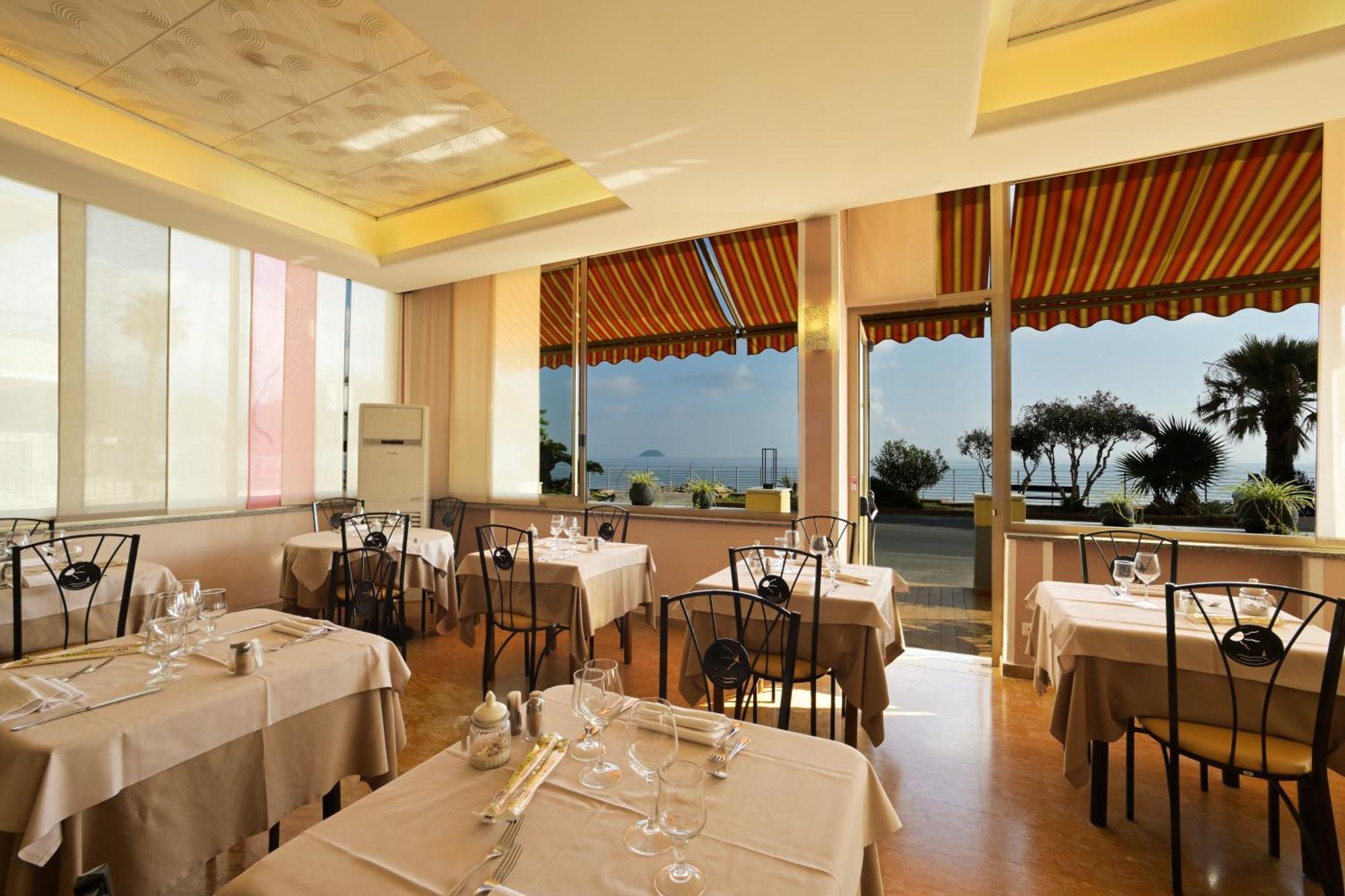 Hotel Delfino Laigueglia Exterior photo